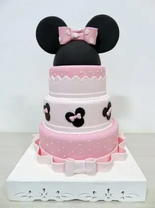 Bolo de 3 Andares da Minnie sendo 2 Andares Rosa  e 1 Andar Rosa Bebê em Pasta Americana