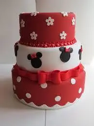 Bolo de 3 Andares em Pasta Americana da Minnie em Verelho e Branco com Rostinho, Flores, Laços e Babados