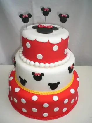 Bolo de 3 Andares em Pasta Americana da Minnie em Vermelho e Branco