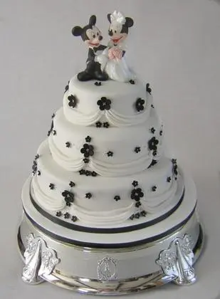 Bolo de Casamento da Minnie de 3 Andares, Branco em Babado e Flores Pretas.