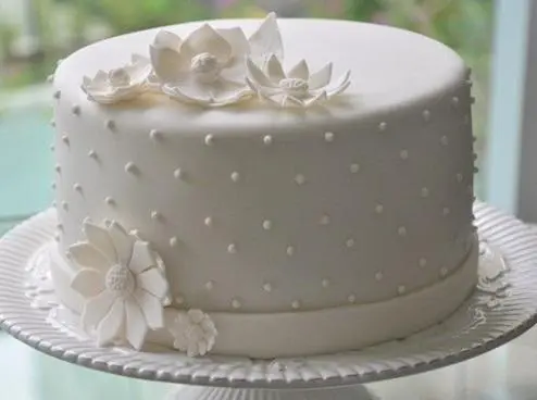 Bolo de Casamento em Pasta Americana Branca com Flores - Essence_Candy