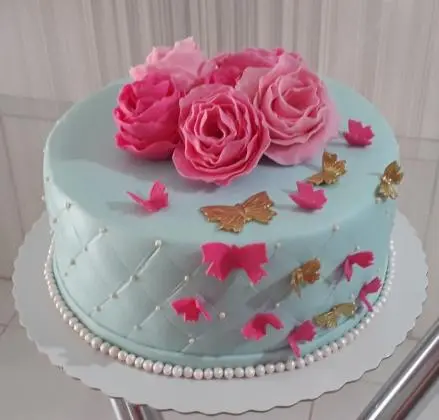 Bolo de Pasta Americana Azul com Rosas