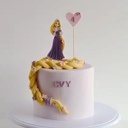 Bolo de Pasta Americana Branco Rapunzel - Essence Candy 1