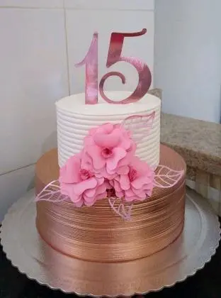 Bolo de Pasta Americana de 2 Andares, Festa de 15 Anos - Essence Candy 1