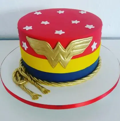 Bolo de Pasta Americana Mulher Maravilha com Laço - Essence Candy