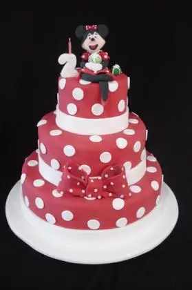 Bolo Vermelho da Minnie de 3 Andares com Detalhes em Branco em Pasta Americana