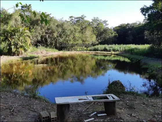 Chácara com um gigante lago, próximo a cidade de Biritiba