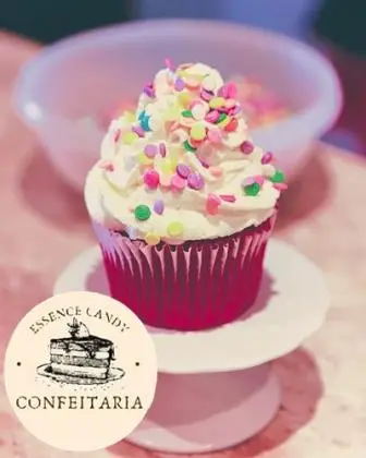 Cupcake com Cobertura de Chantilly Branco com Confeitos Coloridos - Essence Candy