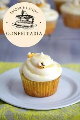 Cupcake com Cobertura de Chantilly Branco com Decoração de Abelha em Pasta Americana - Essence Candy
