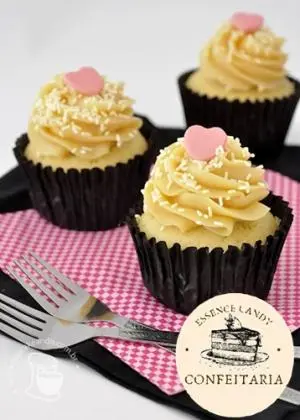 Cupcake com Cobertura de Chantilly com Doce de Leite e Confeitos com Coração em Pasta Americana - Essence Candy