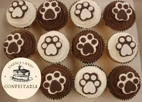 Cupcake com Cobertura de Chantilly e Decorção de Pata de Cachorro em Pasta Americana - Essence Candy
