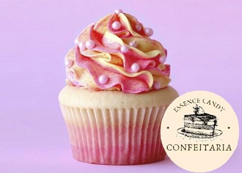 Cupcake com Cobertura de Chantilly Mesclado em Rosa e Creme com Confeitos - Essence Candy