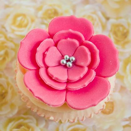 Cupcake de Baunilha com Cobertura de ButterCream com Decoração de Rosa em Pasta Americana