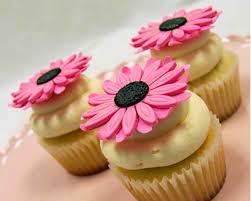 Cupcake de Baunilha com Cobertura de ButterCream com Flor em Pasta Americana