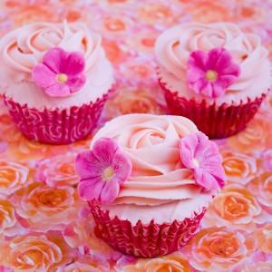 Cupcake de Baunilha com Cobertura de Chantily Rosa com Decoração de 2 Flores Rosa em Pasta Americana