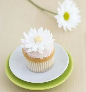 Cupcake de Baunilha com Decoração de Margarida em Pasta Americana