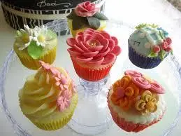 Cupcake de Baunilha com Decoração de Rosa e Flores em Pasta Americana