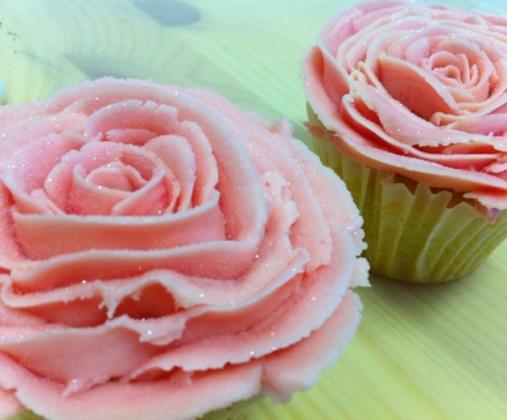 Cupcake de Baunilha com Decoração de Rosa em Pasta Americana