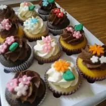 Cupcake de Baunilha e Chocolate Recheado com cobertura de Chantily e Doce de Leite Decoração com Flor de Pasta Americana