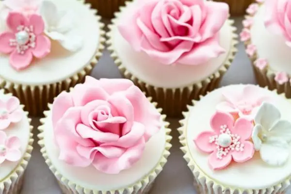 Cupcake de Baunilha Recheado com Decoração de Flores para Batizado e Casamento