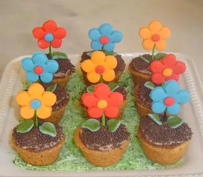 Cupcake de Baunilha Recheado com Flor em 3 D em Pasta Americana
