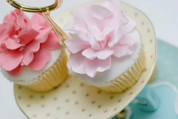 Cupcake de Baunilha Recheado e Decorado com Flor de Açucar