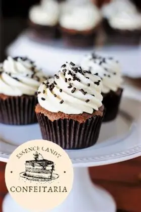 Cupcake de Chocolate com Chantilly Branco com Confeito - Essence Candy