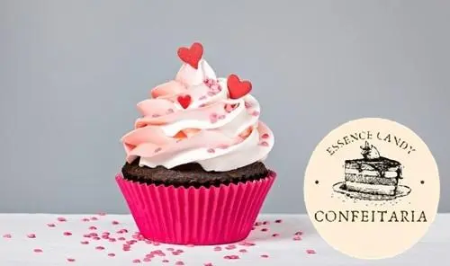 Cupcake de Chocolate com Chantilly Rosa e Confeitos de Coração - Essence Candy