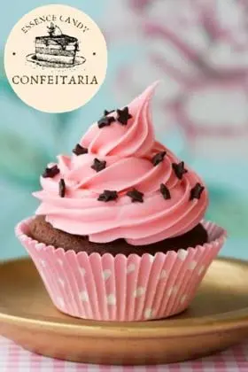 Cupcake de Chocolate com Chantilly Rosa e Confeitos de Estrela - Essence Candy