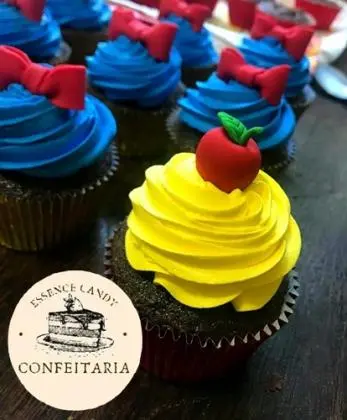 Cupcake de Chocolate com Cobertura de Chantilly com Decoração Branca de Neve - Essence Candy