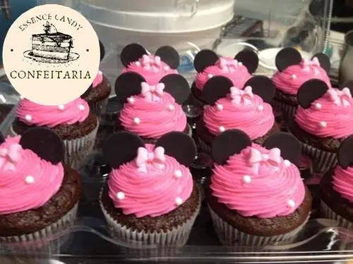 Cupcake de Chocolate com Cobertura de Chantilly Rosa e Orelha de Minnie de Decoração - Essence Candy