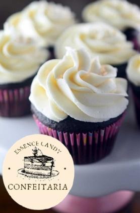 Cupcake de Chocolate com Cobertura de Chantilly Branco - Essence Candy