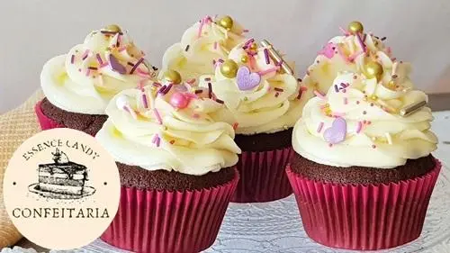 Cupcake de Chocolate com Cobertura de Chantilly com Confeitos - Essence Candy