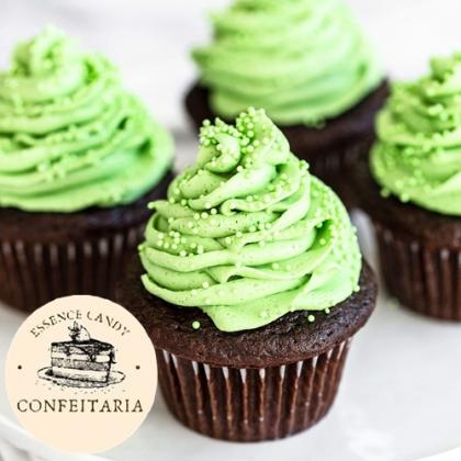 Cupcake de Chocolate com Cobertura de Chantilly Verde com Confeito - Essence Candy