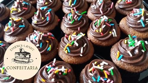 Cupcake de Chocolate com Cobertura de Chocolate e Granulado Coloridos - Essence Candy