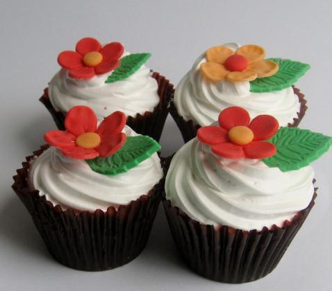 Cupcake de Chocolate com Cobertura de Chantilly e Decoração de Flor em Pasta Americana