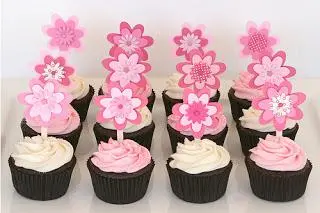 Cupcake de Chocolate com Cobertura de Chantilly e Decoração de Rosa no Palito
