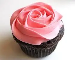 Cupcake de Chocolate com Cobertura de Chantily em Formato de Flor