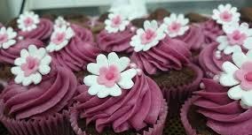 Cupcake de Chocolate com Cobertura de Chantily Vinho e Flor Branca com Rosa em Pasta Americana