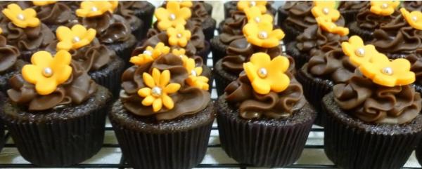 Cupcake de Chocolate com Cobertura de Doce de Leite e Florzinhas Laranjas em Pasta Americana