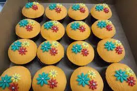 Cupcake de Chocolate com Decoração de Flor em Pasta Americana