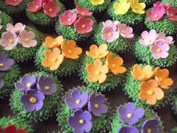 Cupcake de Chocolate com Decoração de Jardim em Chantilly e Pasta Americana