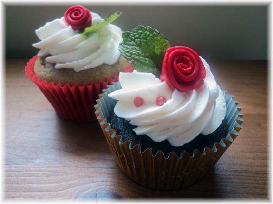 Cupcake de Chocolate e Baunilha com Cobertura de Chantilly com Decoração de Rosa em Pasta Americana