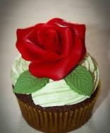 Cupcake de Chocolate Recheado e com Decoração de Chantilly com sabor de Hortelá e Botão de Rosa Vermelha em Pasta Americana