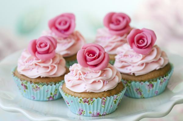 Cupcake de Massa Branca com Cobertura de Chantily Rosa Decorado com Botão de Rosa em Pasta Americana