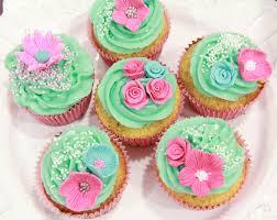 Cupcake de Massa Branca com Cobertura de Chantily Verde Claro Decorado com Confeito e Flores Rosa e Verde em Pasta Americana