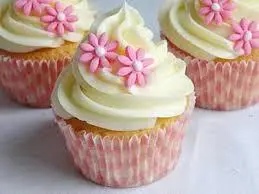 Cupcake de Massa Branca com Recheio e Cobertura de Chantininho com Decoração de 2 Flores em Pasta Americana