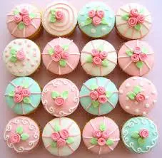 Cupcake de Massa Branca Decorado em Pasta Americana e Flores