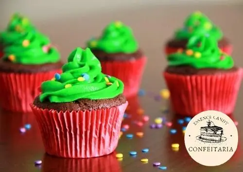 Cupcake Natalino com mini árvore de natal com pisca pisca - Essence Candy