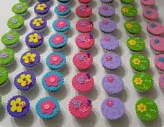 Cupcake Recheado com Decoração de Primavera em Pasta Americana